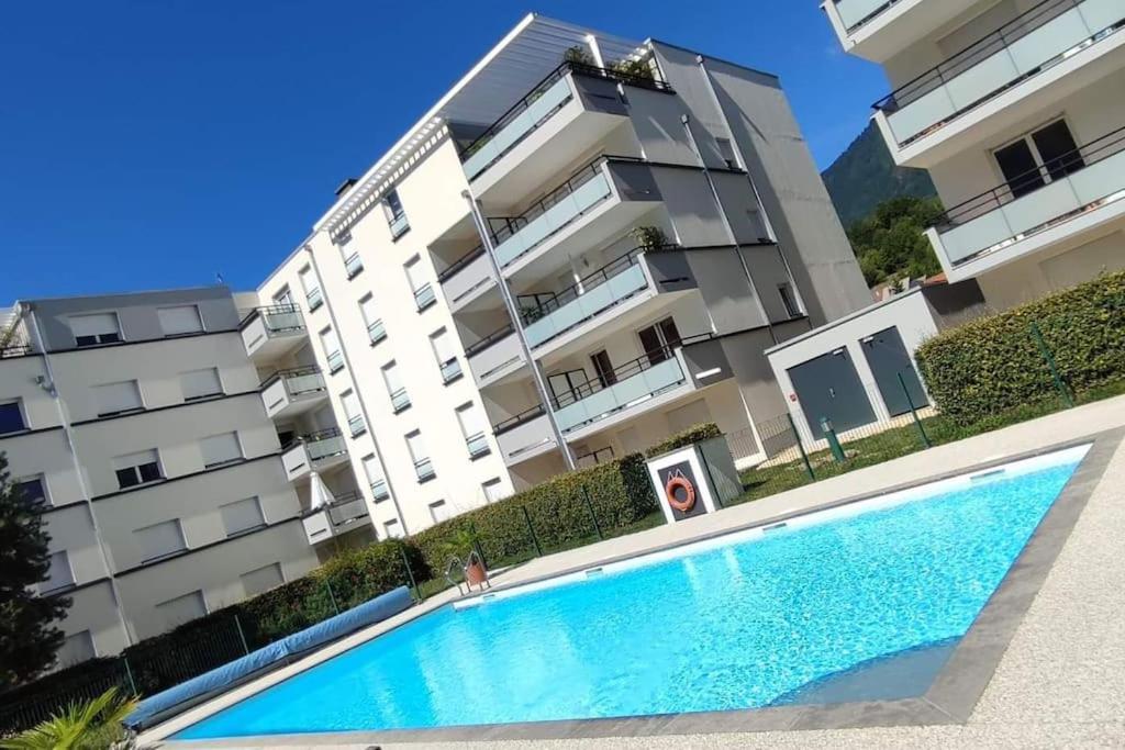 Superbe Appartement En Residence Avec Piscine. Albertville Bagian luar foto